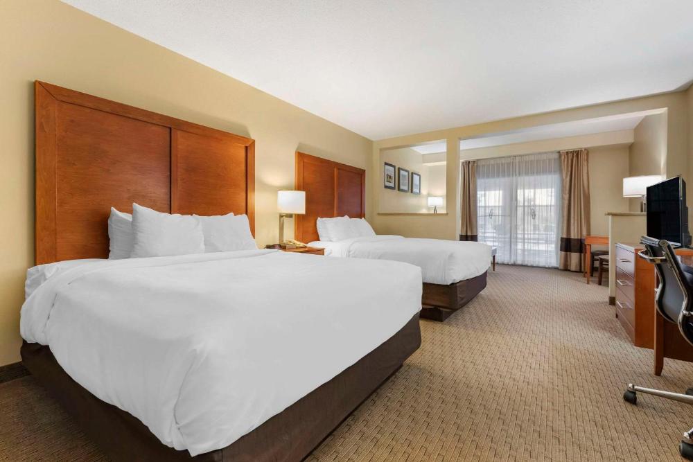 Queen Room with Two Queen Beds - Non-Smoking/Poolside interior
